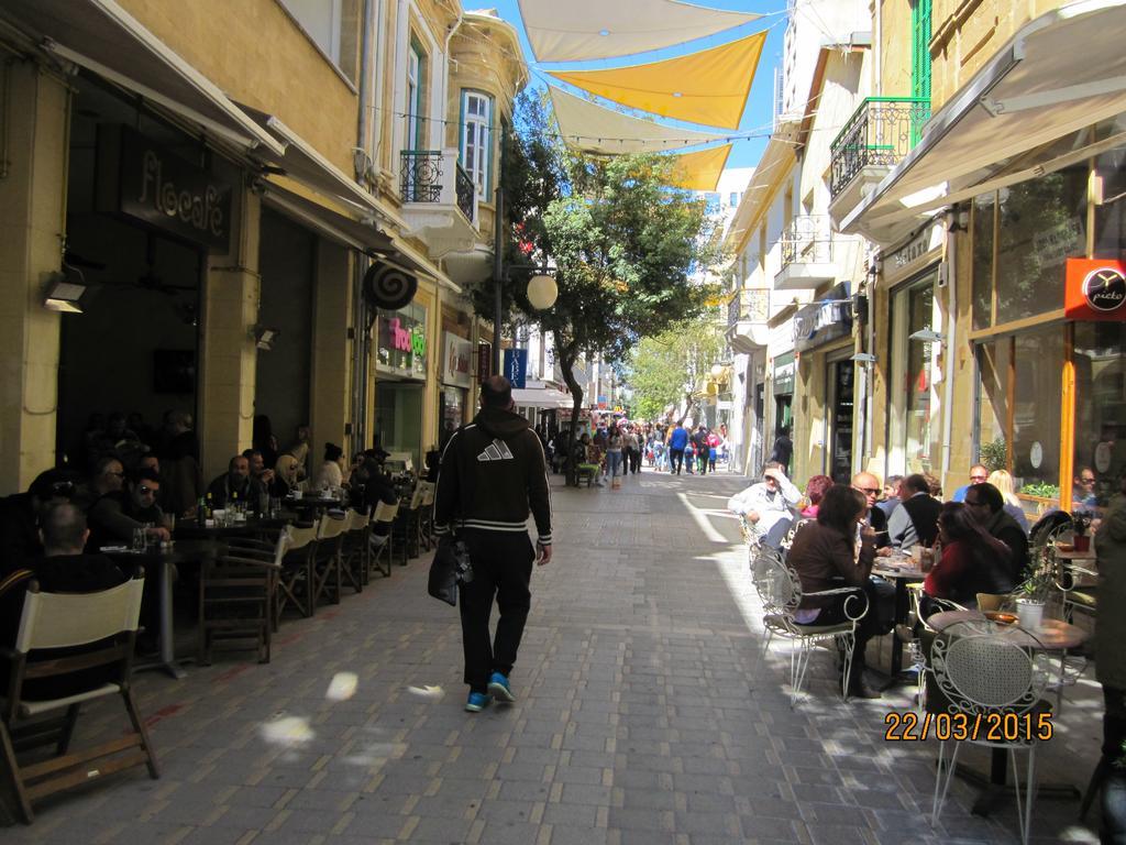 Downtown Living By 'Flats Nicosia' Apartment Room photo